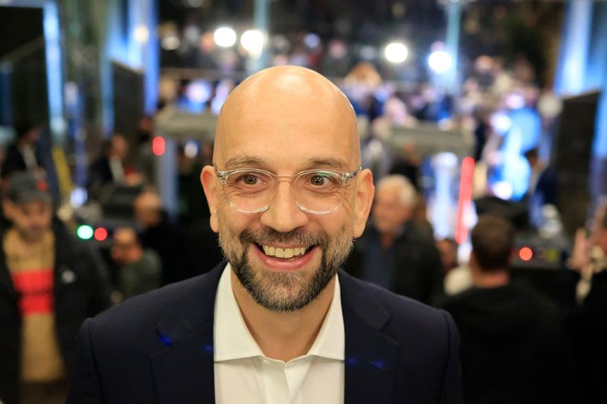 Χαμός στην παρουσίαση του βιβλίου του Τσίπρα – φώναζαν: «Να τος ο πρωθυπουργός!» 61 tsipras kalesmenoi3 1