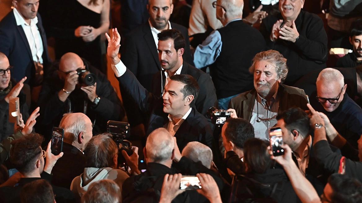 Τσίπρας: «Θα είμαστε μαζί στο νέο ταξίδι – Δεν πάει άλλο, μας αξίζει μια Ελλάδα καλύτερη» 36 tsipras faithful