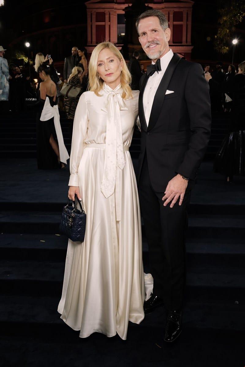 Η Μαρί-Σαντάλ με μεταξωτό φόρεμα του οίκου Dior στο γαλάζιο χαλί των Βραβείων Μόδας στο Λονδίνο 1 762b934bfc7b4d928e8d750459ac67c1