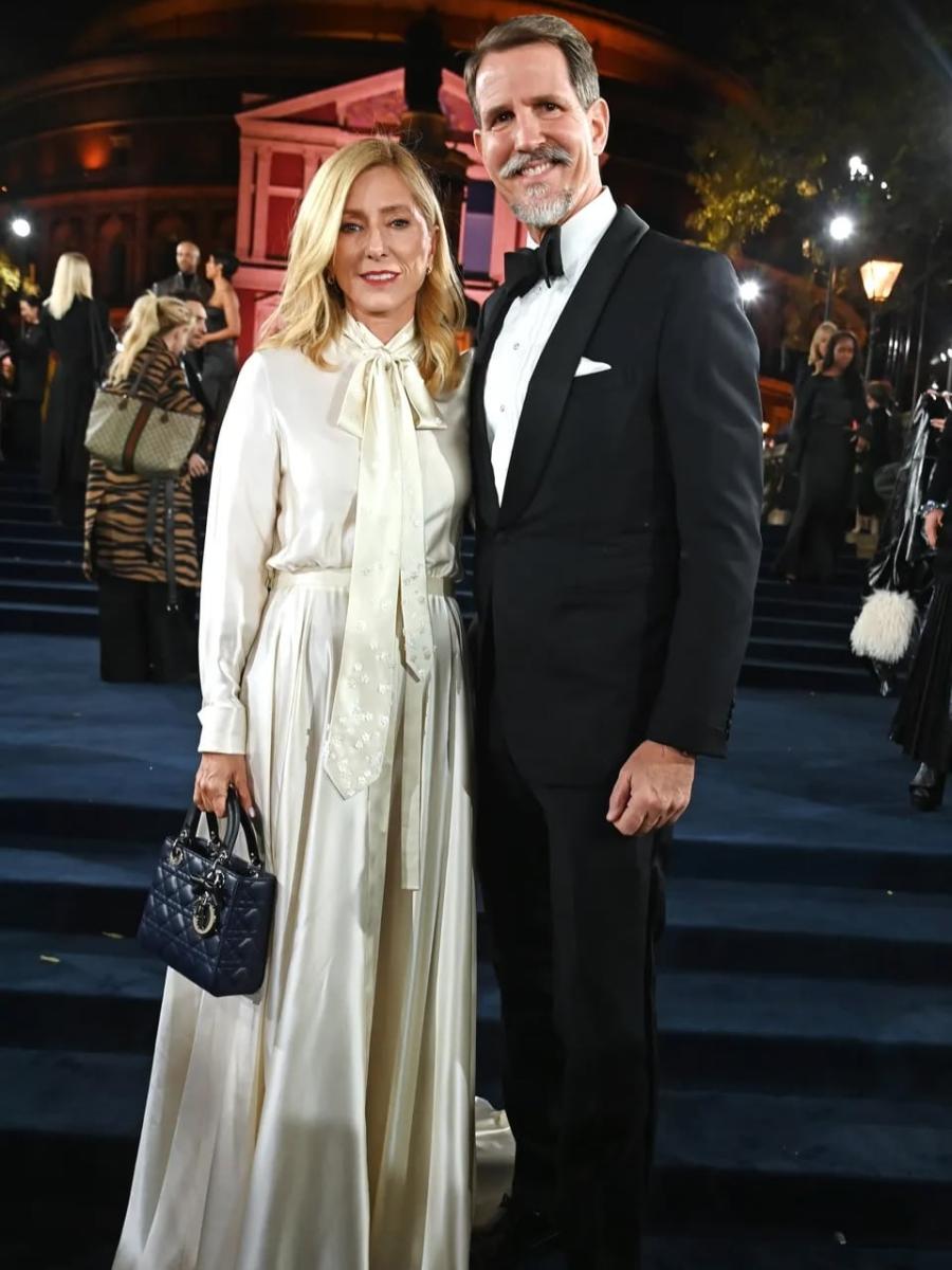 Η Μαρί-Σαντάλ με μεταξωτό φόρεμα του οίκου Dior στο γαλάζιο χαλί των Βραβείων Μόδας στο Λονδίνο 2 22