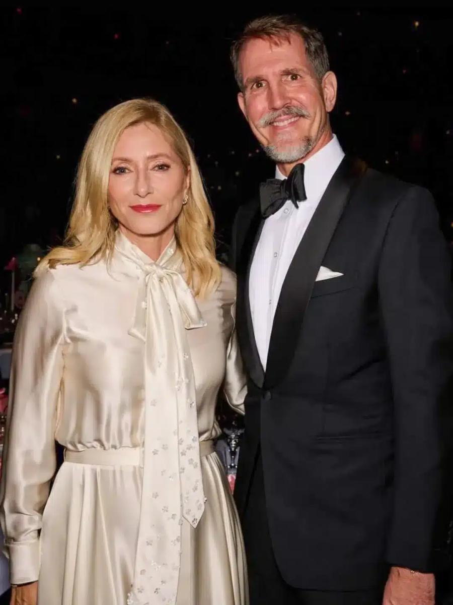 Η Μαρί-Σαντάλ με μεταξωτό φόρεμα του οίκου Dior στο γαλάζιο χαλί των Βραβείων Μόδας στο Λονδίνο 3 1 3