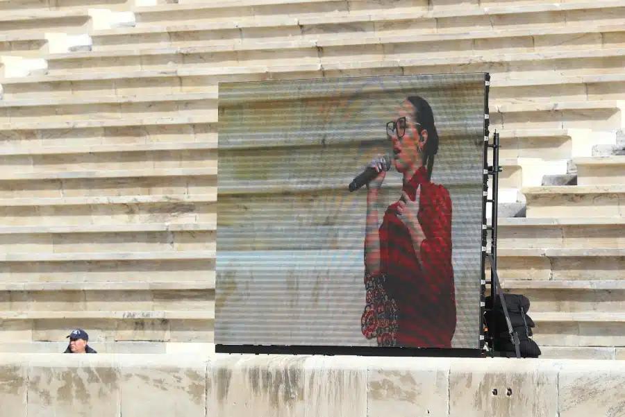 Κλαυδία: Τραγούδησε την «Αστερομάτα» στην τελετή παράδοσης της Φλόγας στο Καλλιμάρμαρο - Βίντεο 1 6763892