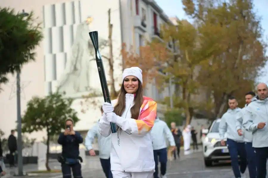 Κλαυδία: Τραγούδησε την «Αστερομάτα» στην τελετή παράδοσης της Φλόγας στο Καλλιμάρμαρο - Βίντεο 3 gilfoil1 2048x1365 1