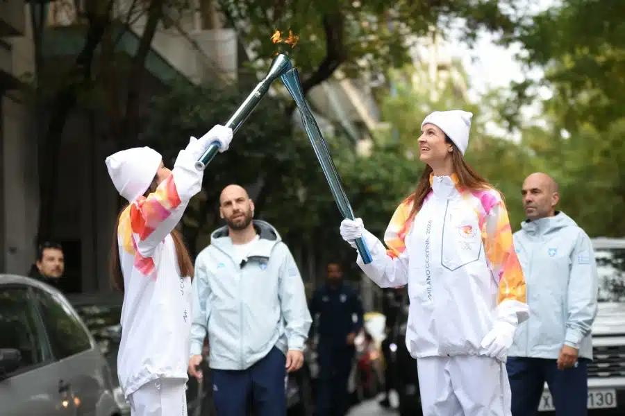 Κλαυδία: Τραγούδησε την «Αστερομάτα» στην τελετή παράδοσης της Φλόγας στο Καλλιμάρμαρο - Βίντεο 8 6763802