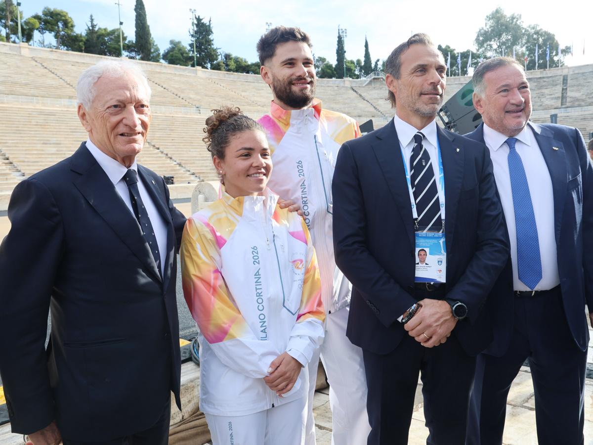 Όλοι γύρισαν να τους κοιτάξουν: Άννα Μαρία, Παύλος Ντε Γκρες και Μαρί Σαντάλ στην την Τελετή Παράδοσης της Ολυμπιακής Φλόγας 5 panathinaiko stadio 5 1