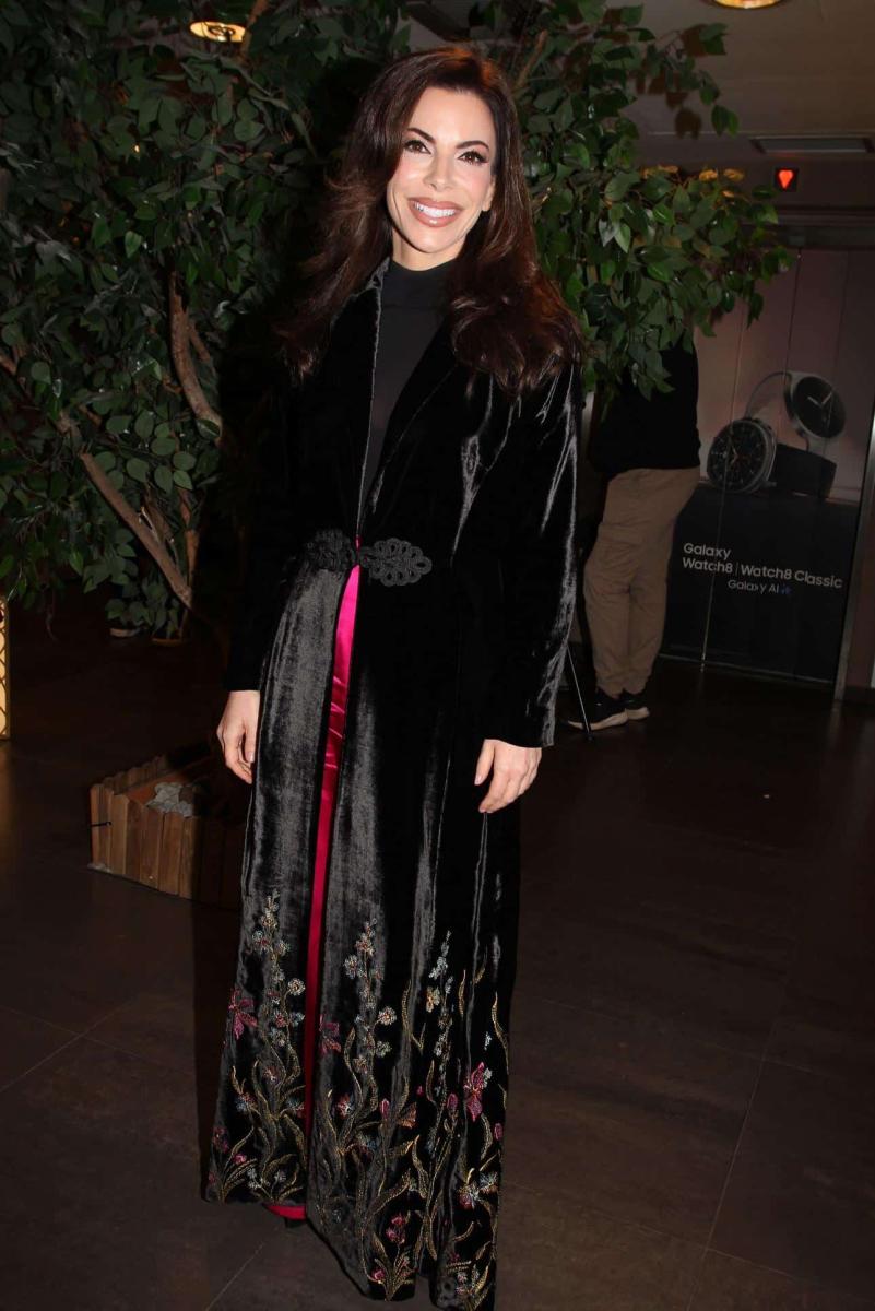 Πιο όμορφη από ποτέ: Η Αντελίνα Βαρθακούρη με εντυπωσιακό φούξια πλατό 1 antelina varthakouri 7