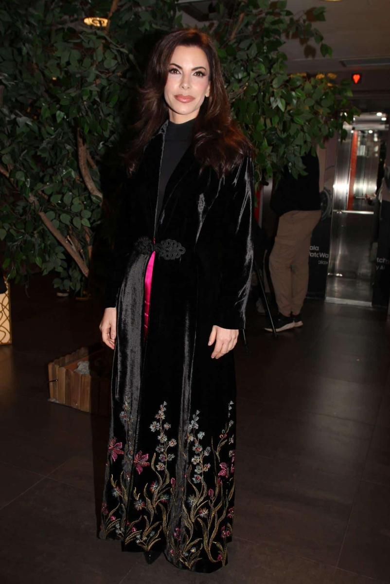 Πιο όμορφη από ποτέ: Η Αντελίνα Βαρθακούρη με εντυπωσιακό φούξια πλατό 2 antelina varthakouri 6