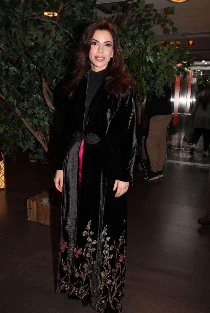 Πιο όμορφη από ποτέ: Η Αντελίνα Βαρθακούρη με εντυπωσιακό φούξια πλατό 3 antelina varthakouri 5