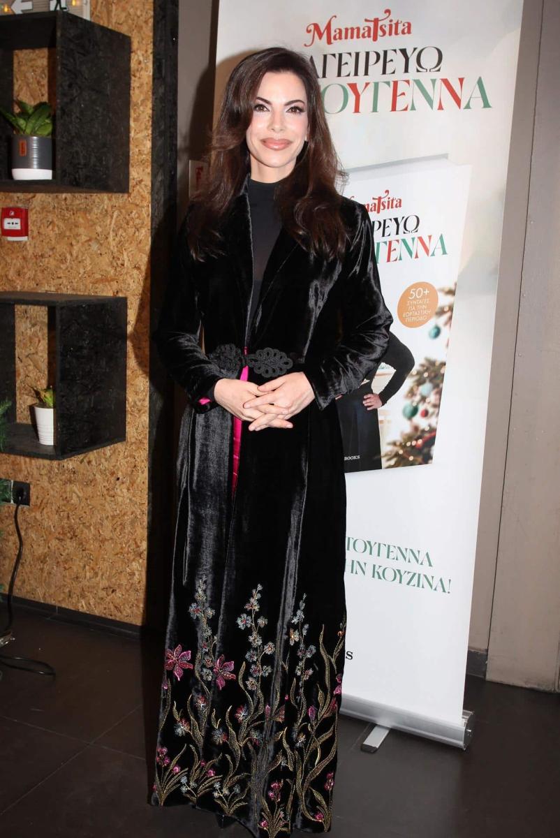 Πιο όμορφη από ποτέ: Η Αντελίνα Βαρθακούρη με εντυπωσιακό φούξια πλατό 4 antelina varthakouri 3