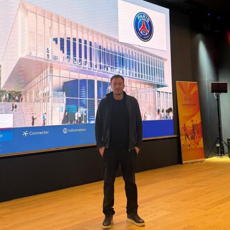 Στις εγκαταστάσεις της Παρί παράγοντας της ΑΕΚ!