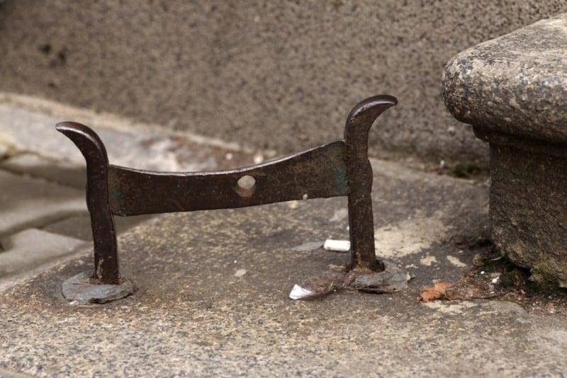 Το ορθογώνιο σίδερο δίπλα από τις εισόδους των παλιών σπιτιών και ποια ήταν η χρήση του 2 515bce437c0187d92a854e263cb14ee5