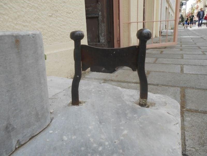 Το ορθογώνιο σίδερο δίπλα από τις εισόδους των παλιών σπιτιών και ποια ήταν η χρήση του 3 72fe5af27e95060502f1549d50173ff1