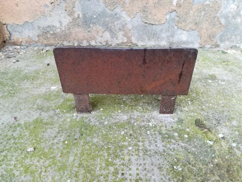 Το ορθογώνιο σίδερο δίπλα από τις εισόδους των παλιών σπιτιών και ποια ήταν η χρήση του 4 8c9498cf81b65f859cd9a9d839f4f6c5