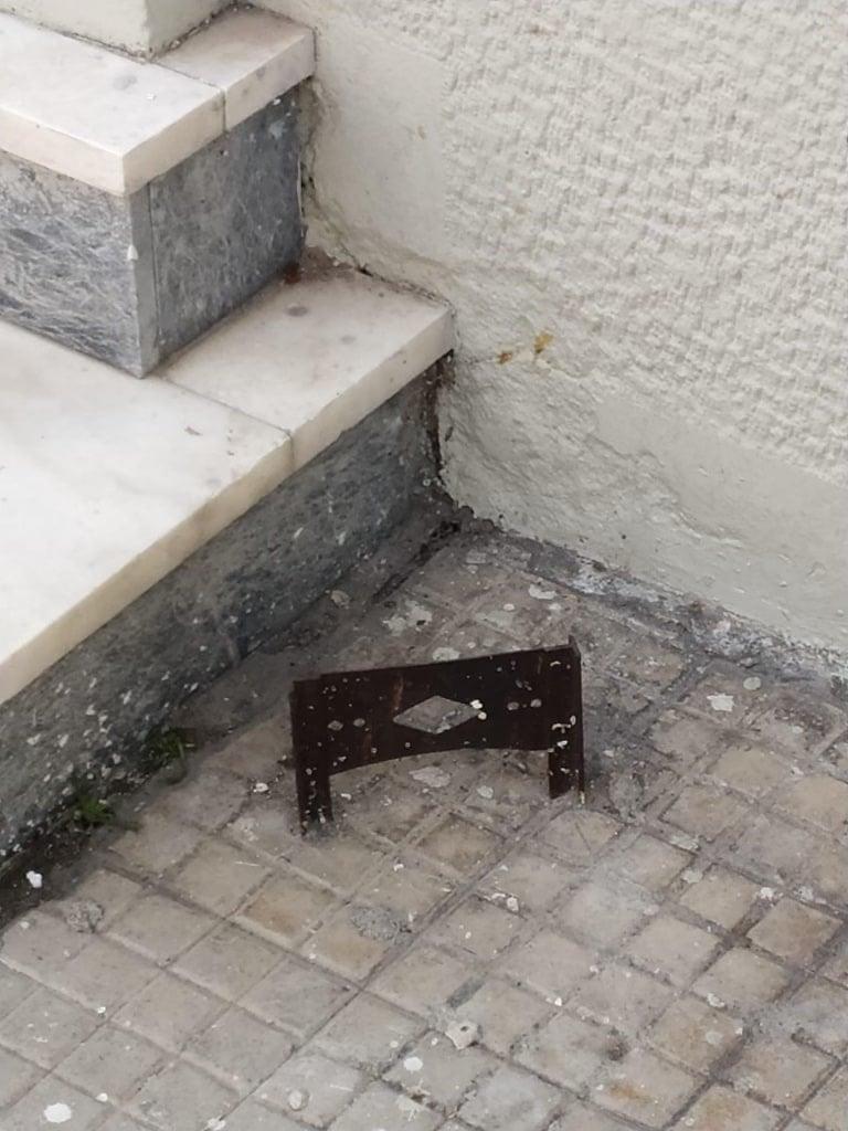 Το ορθογώνιο σίδερο δίπλα από τις εισόδους των παλιών σπιτιών και ποια ήταν η χρήση του 5 img 0325