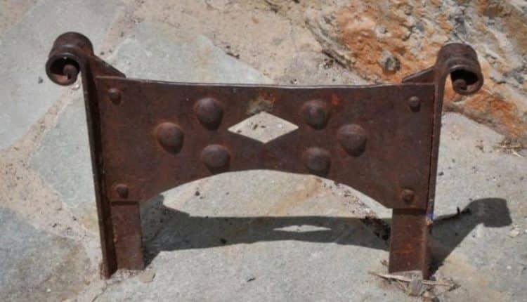 Το ορθογώνιο σίδερο δίπλα από τις εισόδους των παλιών σπιτιών και ποια ήταν η χρήση του 6 79249bab3fa26ffbcff079a8dddbf2f5 1 750x430 1