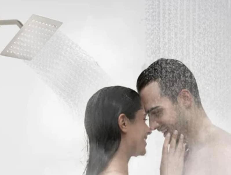Αν ο σύντροφός σου θέλει να κάνει ντους μαζί σου, αυτό σημαίνει ήδη ότι… 2 stigmiotypo othonis 2025 06 04 19.04.01