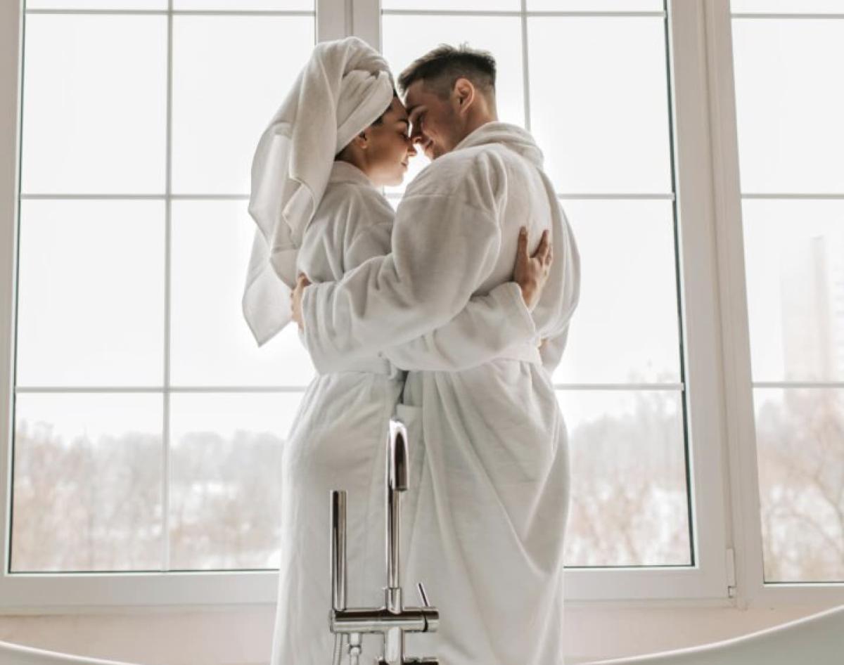 Αν ο σύντροφός σου θέλει να κάνει ντους μαζί σου, αυτό σημαίνει ήδη ότι… 4 stigmiotypo othonis 2025 09 27 15.13.47