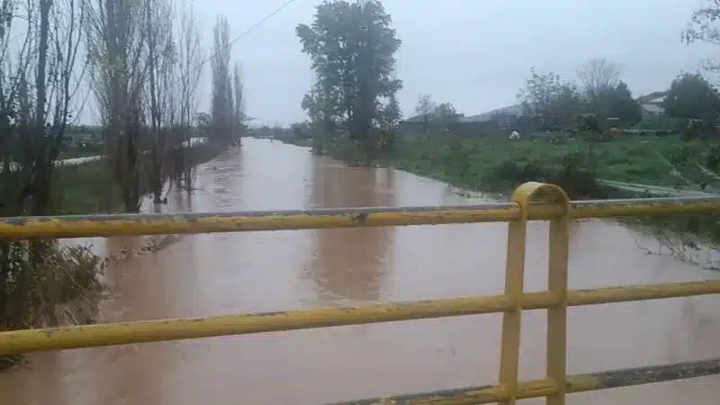 Υπερχείλισε ο ποταμός Ενιπέας, ήχησε το 112 για εκκένωση προς Φάρσαλα - Πλημμύρισαν σπίτια 3 nera enipeas ape.jpg