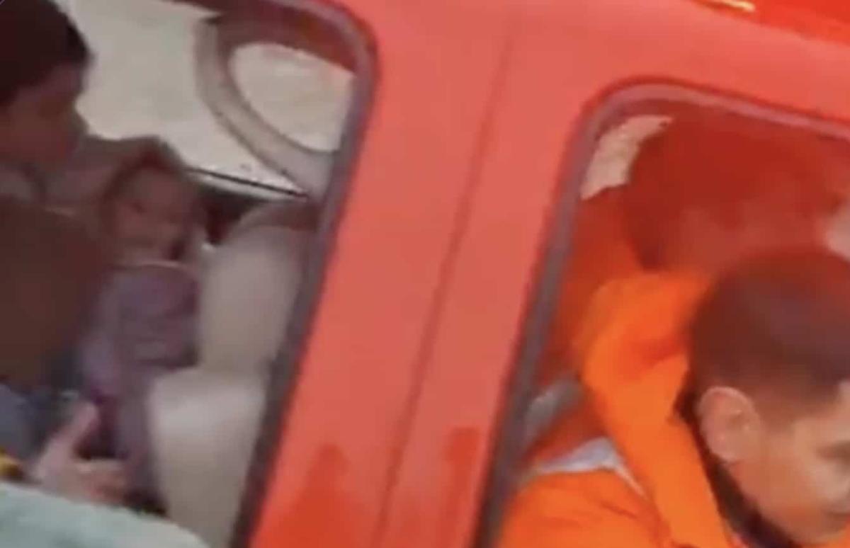 Κακοκαιρία Byron: Εντυπωσιακή διάσωση μητέρας και βρέφους από την πλημμυρισμένη Μάνδρα – Δείτε βίντεο 1 stigmiotypo othonis 2025 12 06 16.28.38