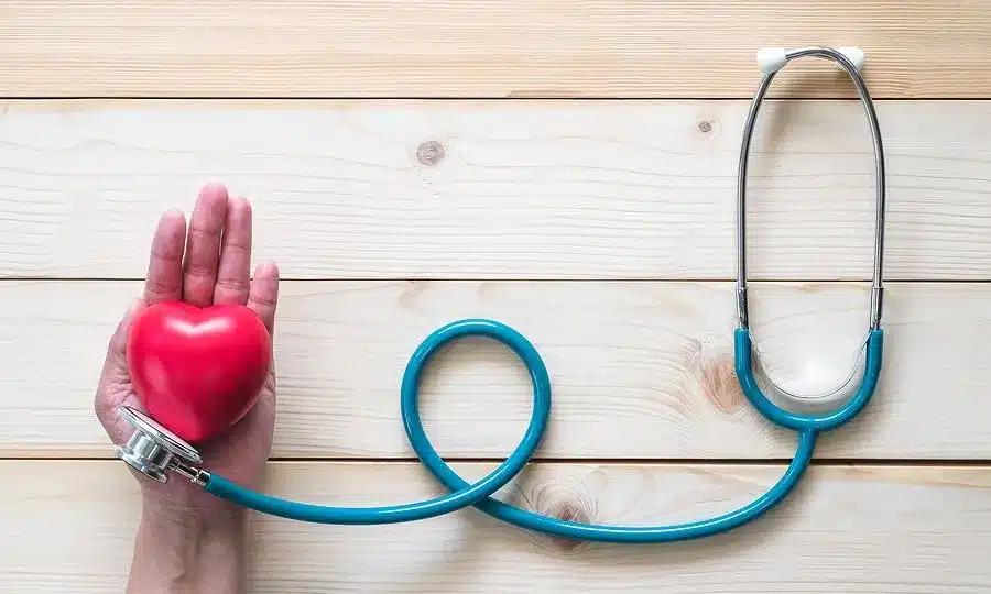 Γήρανση καρδιάς: 7 συμβουλές για να την επιβραδύνετε 1 kardia stithoskopio