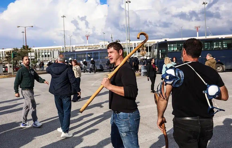 Ανεστάλη η λειτουργία του αεροδρομίου Ηρακλείου – Μπήκαν στον αεροδιάδρομο οι αγρότες 3 irakleio kriti agrotes aerodromio2