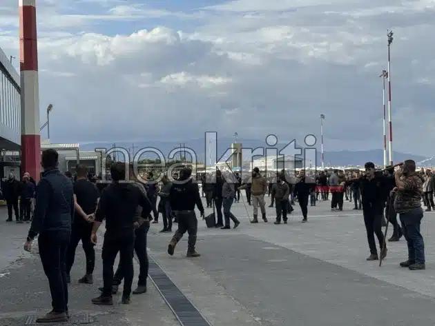 Ανεστάλη η λειτουργία του αεροδρομίου Ηρακλείου – Μπήκαν στον αεροδιάδρομο οι αγρότες 9 eikona viber 2025 12 08 14 20 39 663.jpg