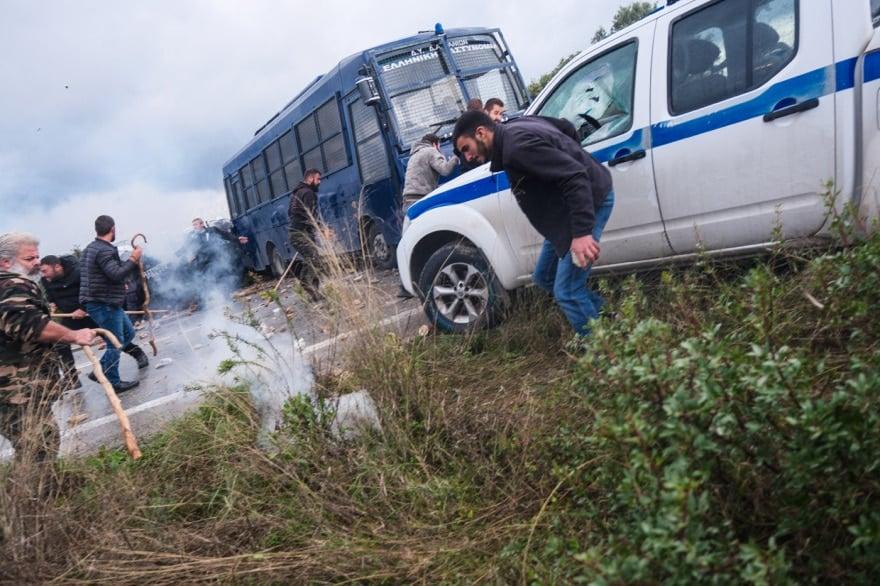 Επεισόδια με αγρότες σε Χανιά και Ηράκλειο – Αναποδογύρισαν περιπολικό 3 agrotes peripoliko 5 2