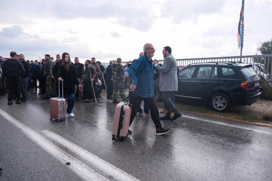 Επεισόδια με αγρότες σε Χανιά και Ηράκλειο – Αναποδογύρισαν περιπολικό 9 agrotes peripoliko 3 2