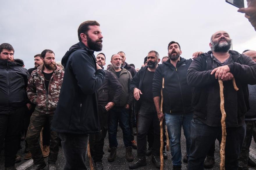 Επεισόδια με αγρότες σε Χανιά και Ηράκλειο – Αναποδογύρισαν περιπολικό 12 agrotes peripoliko 7 2