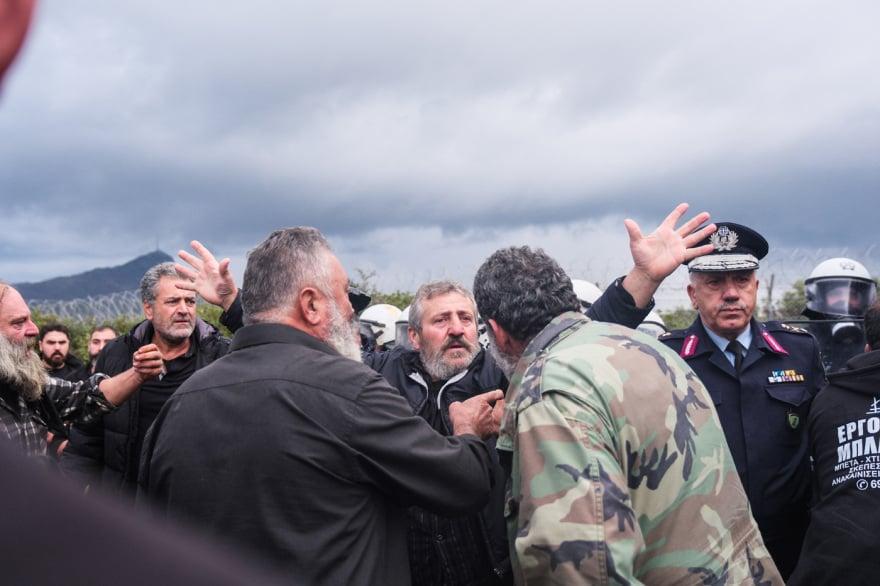 Επεισόδια με αγρότες σε Χανιά και Ηράκλειο – Αναποδογύρισαν περιπολικό 13 agrotes peripoliko 8