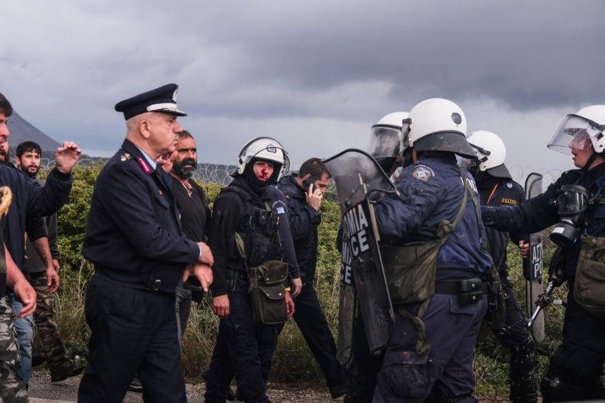 Επεισόδια με αγρότες σε Χανιά και Ηράκλειο – Αναποδογύρισαν περιπολικό 15 agrotes peripoliko 11
