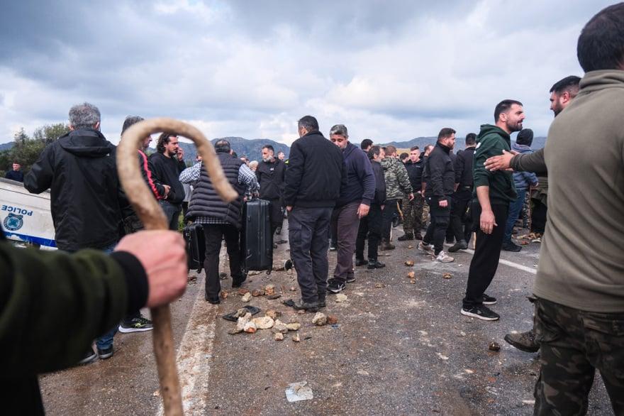 Επεισόδια με αγρότες σε Χανιά και Ηράκλειο – Αναποδογύρισαν περιπολικό 16 agrotes peripoliko 12