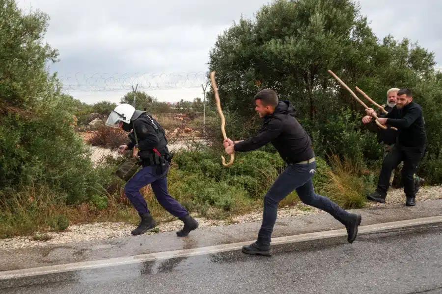 Αγρότης κατά αστυνομικού με την... κατσούνα - Η φωτογραφία από τα Χανιά που έγινε viral 1 4935906