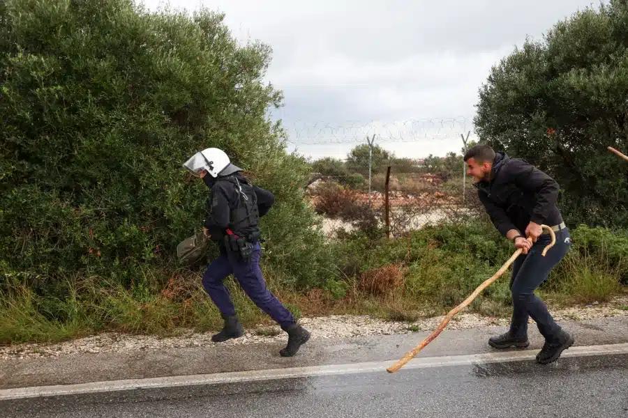 Αγρότης κατά αστυνομικού με την... κατσούνα - Η φωτογραφία από τα Χανιά που έγινε viral 3 4935907