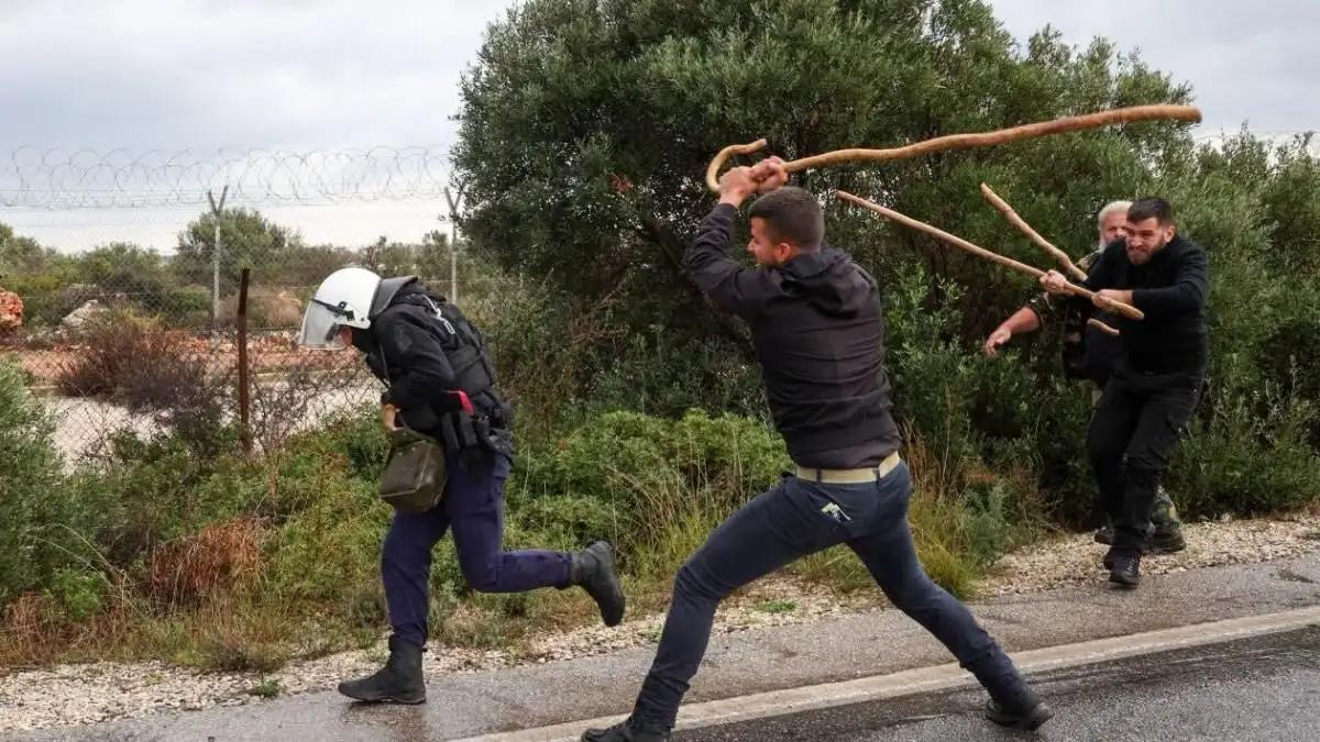 Αγρότης κατά αστυνομικού με την... κατσούνα - Η φωτογραφία από τα Χανιά που έγινε viral 5 agrotes xania3 1200x675 2