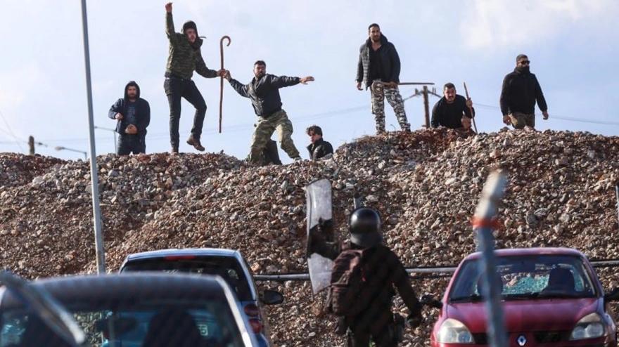 Αγρότης κατά αστυνομικού με την... κατσούνα - Η φωτογραφία από τα Χανιά που έγινε viral 24 xrwma agrotes epithesi