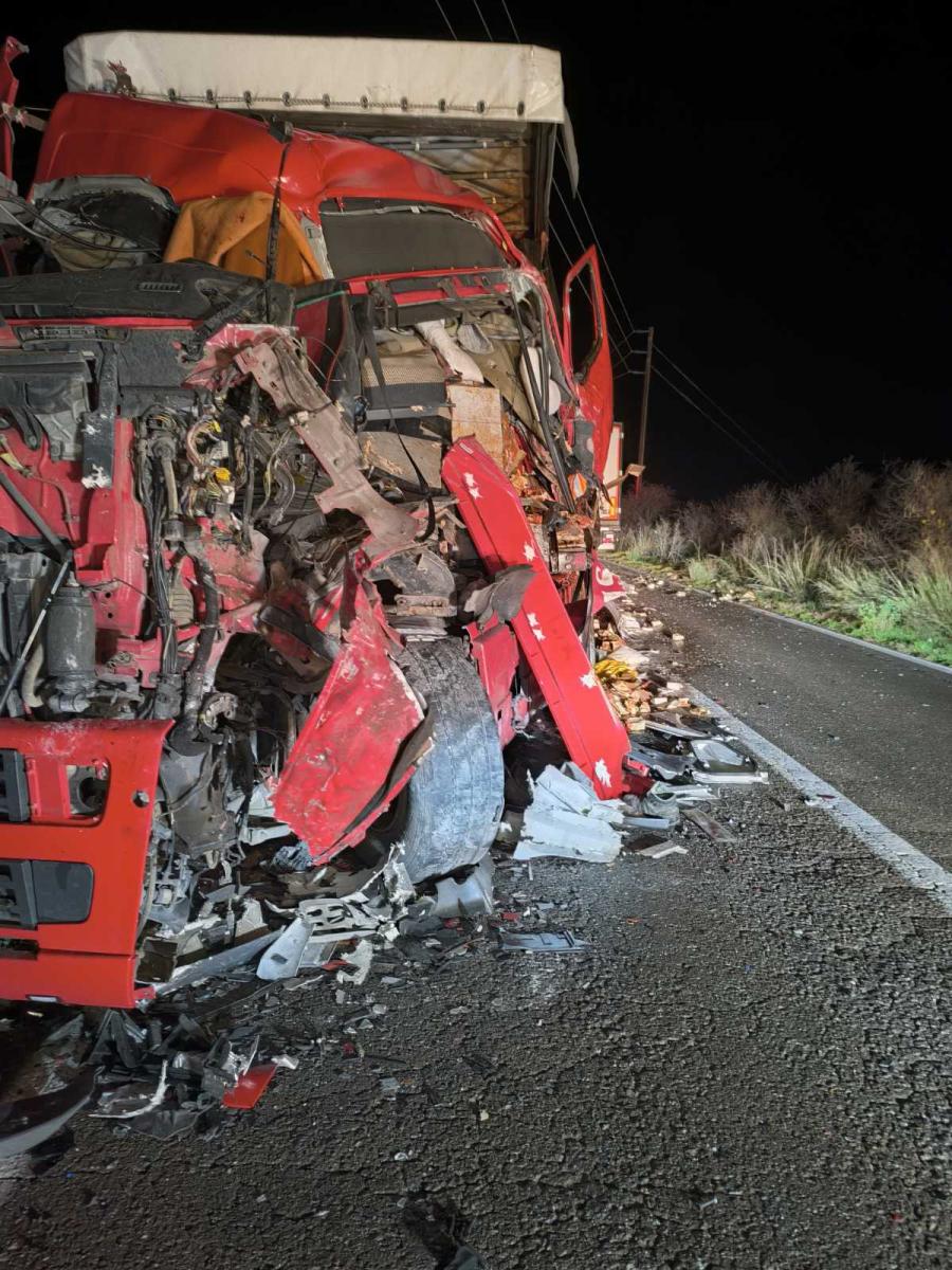 Σοβαρό τροχαίο στην παλιά εθνική οδό - Συγκρούστηκαν δύο νταλίκες και ένα ΙΧ 10 trocha ntalikes012