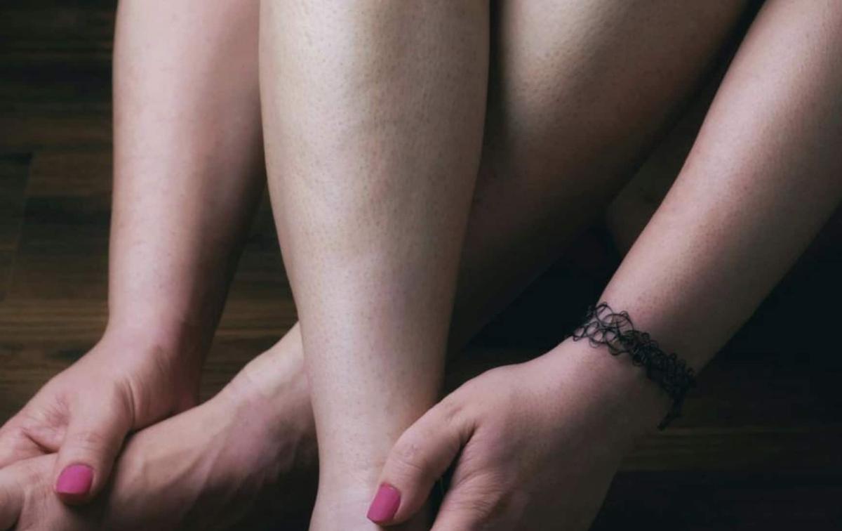 Βαριά και κουρασμένα πόδια; Η απίθανη μέθοδος που τα ανακουφίζει σε δύο λεπτά 1 stigmiotypo othonis 2025 12 08 23.16.39