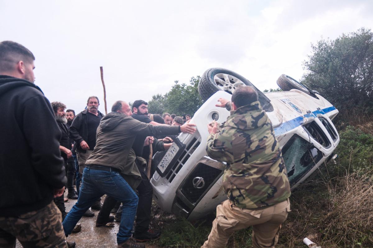 Δημοσκόπηση: Το 76% των Ελλήνων στηρίζει ανοιχτά τους αγρότες 9 Κινητοποίηση αγροτών και κτηνοτρόφων στα Χανιά, με αποκλεισμό του αεροδρομίου, Δευτέρα 8 Δεκεμβρίου 2025. (EUROKINISSI)