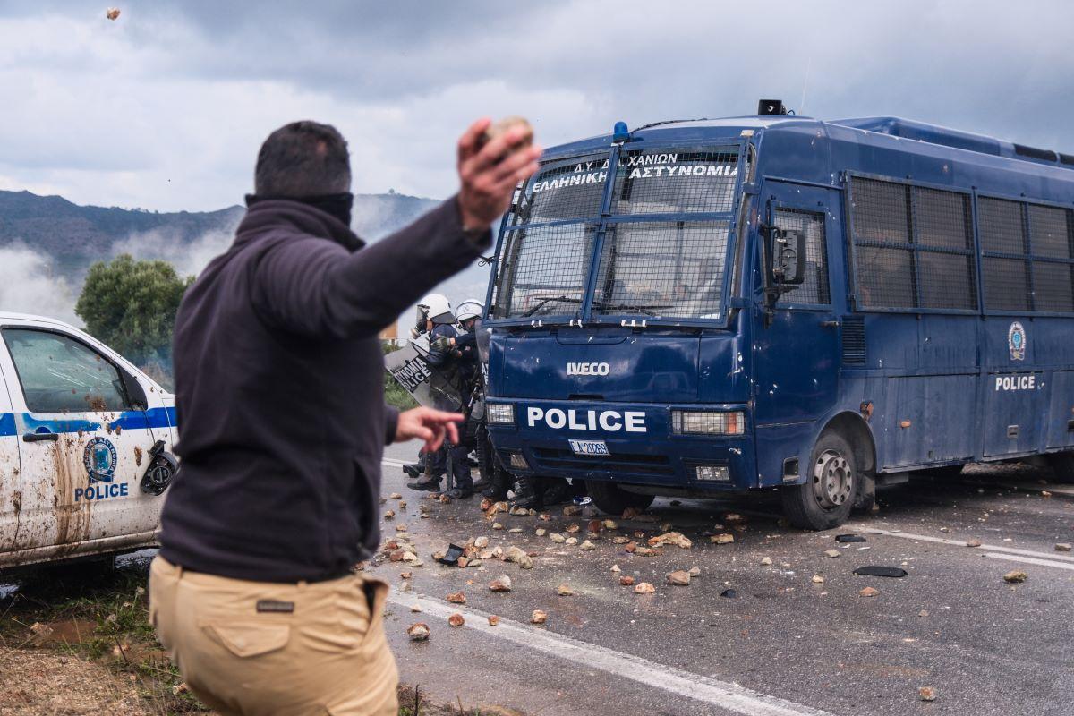 Δημοσκόπηση: Το 76% των Ελλήνων στηρίζει ανοιχτά τους αγρότες 10 Αγρότης πετάει πέτρα στους αστυνομικούς στα Χανιά
