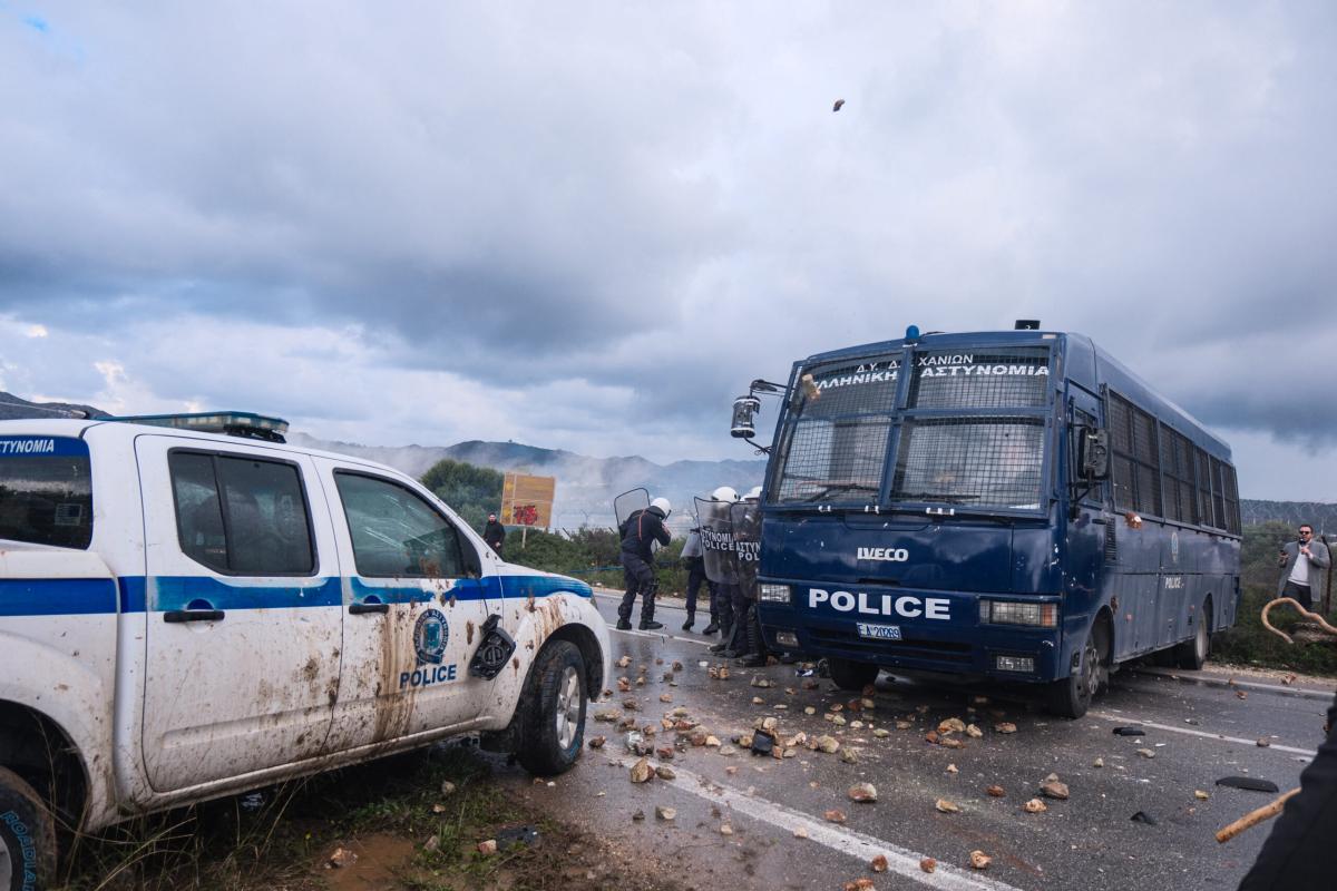 Δημοσκόπηση: Το 76% των Ελλήνων στηρίζει ανοιχτά τους αγρότες 13 Κινητοποίηση αγροτών και κτηνοτρόφων στα Χανιά, με αποκλεισμό του αεροδρομίου, Δευτέρα 8 Δεκεμβρίου 2025. (EUROKINISSI)