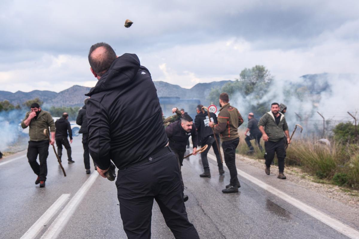 Δημοσκόπηση: Το 76% των Ελλήνων στηρίζει ανοιχτά τους αγρότες 14 Κινητοποίηση αγροτών και κτηνοτρόφων στα Χανιά, με αποκλεισμό του αεροδρομίου, Δευτέρα 8 Δεκεμβρίου 2025. (EUROKINISSI)