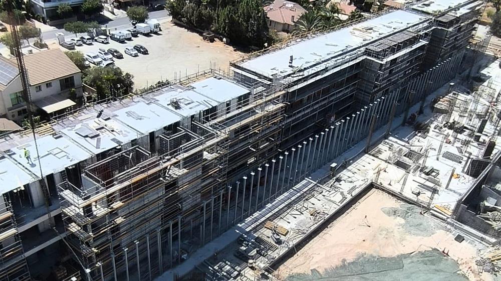 Είκοσι ένα χρόνια αφού οι γονείς μου με εγκατέλειψαν επειδή «έφερνα κακοτυχία», εμφανίστηκαν στο γραφείο μου ζητώντας βοήθεια — και αυτό που τους είπα τους άφησε άφωνους. 3