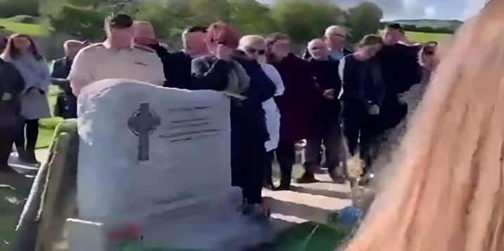 «Βγάλτε με έξω, είναι σκοτεινά εδώ»: Άνδρας φώναζε από τον τάφο στην κηδεία του 1 107 717x358 2