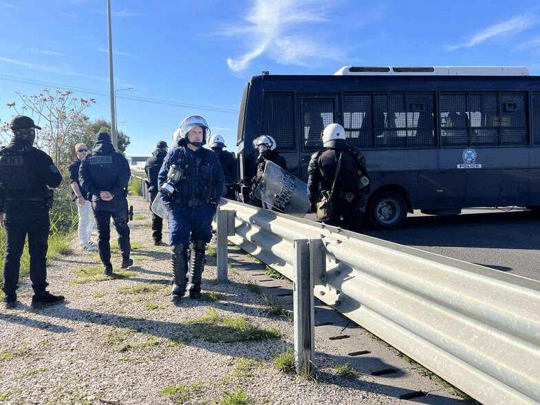 Ξύλο με μαγκούρες και χημικά μεταξύ αγροτών και αστυνομικών στο μπλόκο του Ρίου - Αντιρρίου 8 patr3