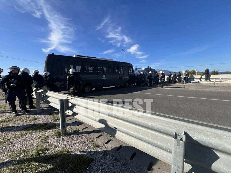 Αγρότες στα μπλόκα μοίρασαν πορτοκάλια στους αστυνομικούς 10 patra