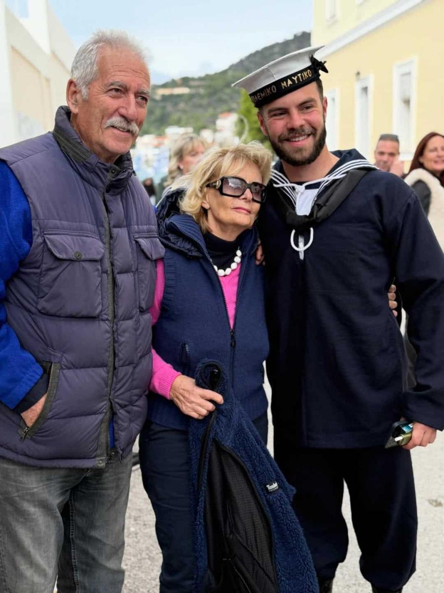 Δυο μέτρα άντρας: Περήφανη η Μενεγάκη με την νέα φωτογραφία του γιου της από το Ναυτικό 9 7