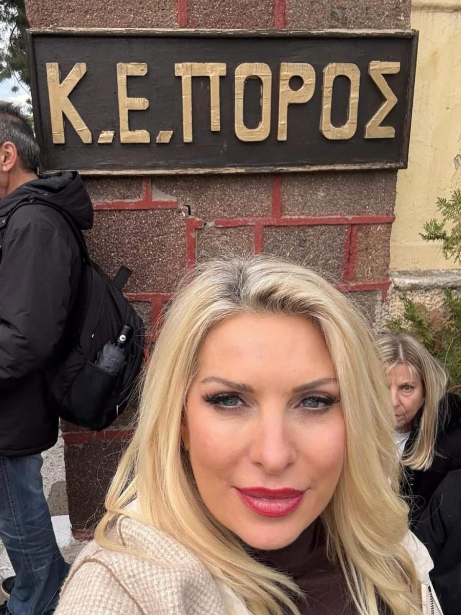 Δυο μέτρα άντρας: Περήφανη η Μενεγάκη με την νέα φωτογραφία του γιου της από το Ναυτικό 14 12