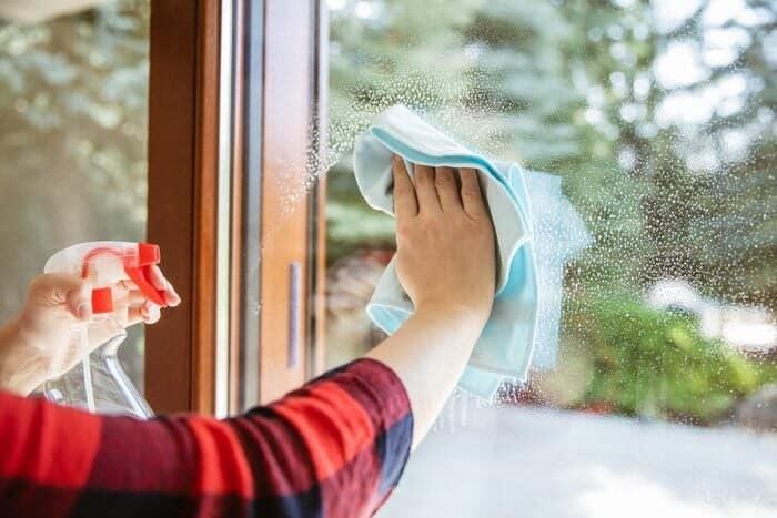 Το μυστικό καθαριστικό για να κάνετε τζάμια πιο αστραφτερά από ποτέ 1 astraftera tzamia choris kopo 5 kolpakia gia na ta katharizeis san epangelmatias 4