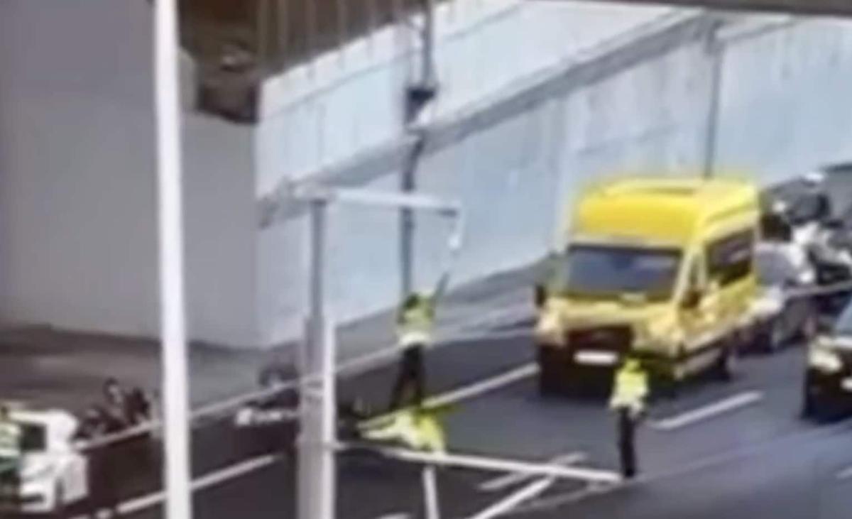 Η στιγμή που μηχανή παρασύρει τροχονόμο στην Αττική Οδό προσπαθώντας να ξεφύγει από μπλόκο 1 stigmiotypo othonis 2025 12 11 14.34.05